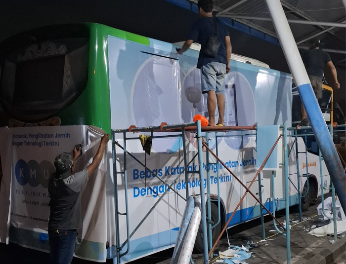 Poses Branding Bus Trans Jatim_081228353153